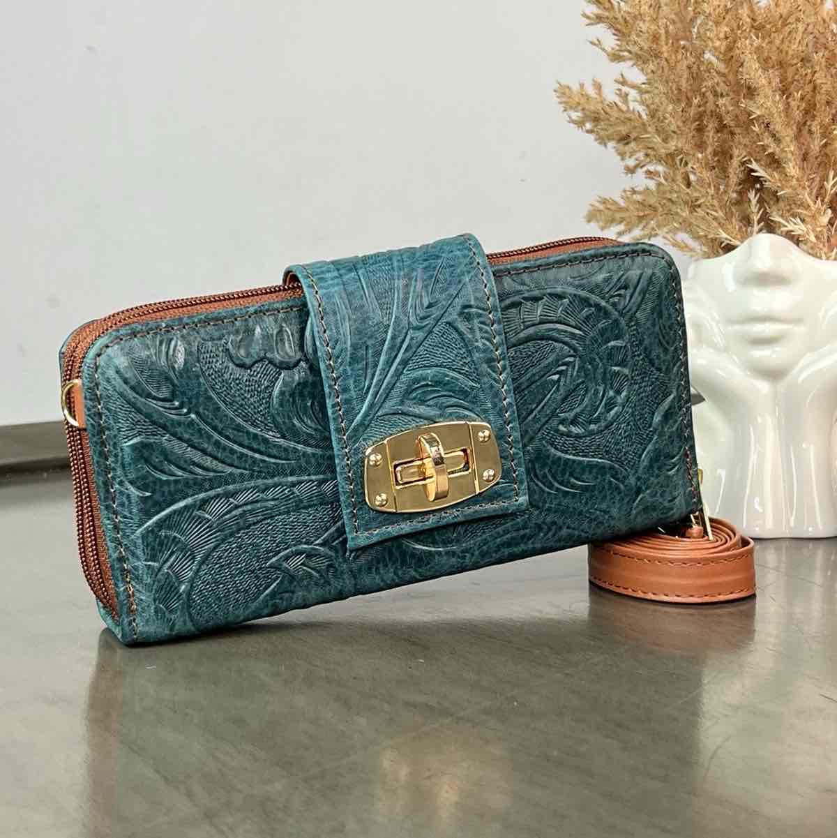 CARTERA PIEL BROCHE AZUL