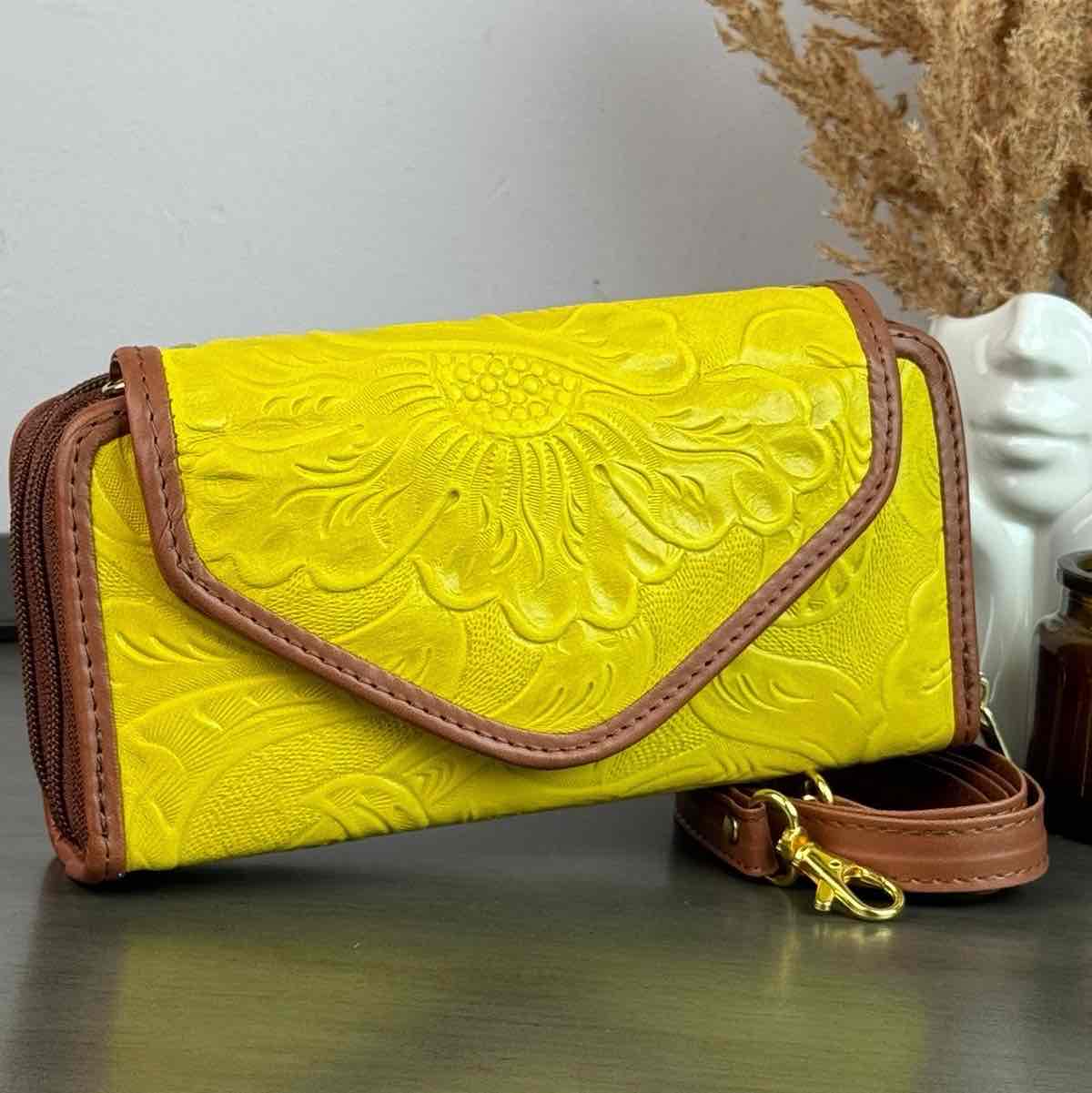 CARTERA PIEL TAPA AMARILLO